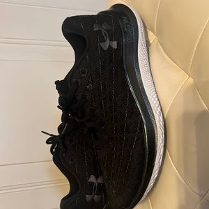 Womans Under Armour flow shoes.  Size 6.5  worn only in the house. Comfortable!